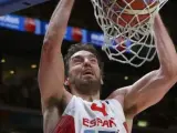Pau Gasol, machando el aro en uno de los partidos de la selecci&oacute;n espa&ntilde;ola en el Eurobasket.
