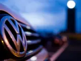 El logo de Volkswagen de un vehículo aparcadoen la planta de la empresa en Wolfsburgo (Alemania).