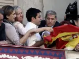 El líder de ERC en el Ayuntamiento de Barcelona, Alfred Bosch (d), y el del PPC, Alberto Fernández Díaz (2d), durante el rifirrafe que ambos han protagonizado en el balcón del consistorio después de que el primero colgara una "estelada" y el segundo colocara una bandera española.