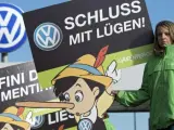 Activistas de Greenpeace protestan a las puertas de la fábrica de Volkswagen, en Wolfsburgo (Alemania), por el escándalo de las emisiones contaminantes.