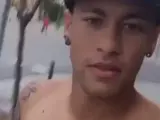 Neymar pasea sin camiseta por las calles de Barcelona encima de un patinete electrico.