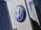 El logotipo de Volkswagen en la ciudad del automóvil en Wolfsburgo (Alemania).