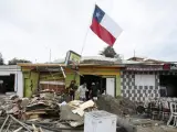 Personas retiran escombros por los destrozos ocasionados por el tsunami posterior al terremoto 8,4 de magnitud en la escala de Richter que ha sufrido Chile, concretamente en el puerto de la localidad costera de Tongoy.