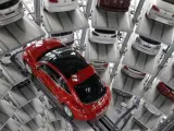 Múltiples coches de la marca Volkswagen en una planta alemana.