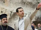 El presidente sirio Bachar al Asad (derecha) durante una visita a la ciudad predominantemente cristiana de Malula, en Siria.
