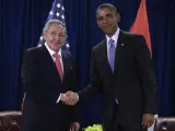 El presidente de Estados Unidos, Barack Obama (dcha), saludando a su homólogo cubano, Raúl Castro, en la sede de las Naciones Unidas en Nueva York (Estados Unidos).