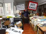 Mart&iacute;n Sagrera posa con las pancartas que ha exhibido por Madrid en el interior de su casa.