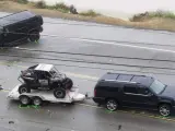 Fotografía de la escena del accidente, donde aparecen el coche de Jenner remolcado y el de la conductora fallecida atravesado en la vía.