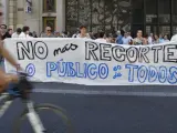 Un grupo de funcionarios se manifiesta en Madrid para mostrar su rechazo a los últimos recortes aprobados por el Gobierno.