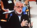 Fotografía tomada de la señal oficial de televisión del padre de Asunta, el periodista Alfonso Basterra que ha respondido a preguntas del fiscal.