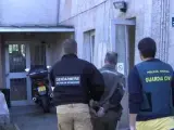 Dos agentes custodian al presunto asesino de Eva Blanco, Ahmed Chehl, de 52 años, antes de entrar en una comisaría de la Gendarmería francesa.