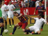 El centrocampista croata del FC Barcelona Ivan Rakitic (c) disputa un balón con el centrocampista polaco del sevilla Grzegorz Krychowiak (c).