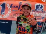 Laia Sanz celebra con este gesto su cuarto título mundial de Enduro.