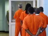 Un grupo de presos hace cola para votar en una cárcel de EE UU.