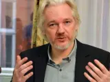 Julian Assange, fundador de WikiLeaks, en la embajada de Ecuador en Londres, en una imagen de archivo.