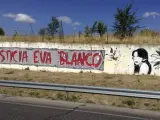 Grafiti en el que se pide justicia para Eva Blanco a la entrada de Algete, Madrid, donde vivía la joven.