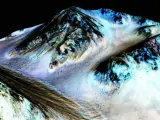 Analizando los espectros luminosos de las imágenes tomadas por la sonda de la NASA MRO, en órbita marciana, los investigadores han descubierto la huella del agua. La NASA se plantea ahora la posibilidad de enviar el rover Curiosity a explorar.