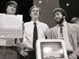 Steve Jobs, John Sulley y Steve Wozniak, en la presentación del Apple IIc en San Francisco, en 1984.