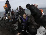 Varios refugiados, a su llegada a la isla de Lesbos, en Grecia.