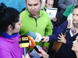 Loli y Antonio, la hija y el yerno de Francisco Garc&iacute;a, atienden a los medios de comunicaci&oacute;n mientras esperan la llegada de la comisi&oacute;n judicial que finalmente no compareci&oacute; para ejecutar por sexta vez el desahucio.