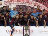 Los jugadores del FC Barcelona celebran su triunfo en la final de la Copa del Rey.