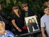 Familiares y amigos despiden a Marina y a Laura en sus funerales.