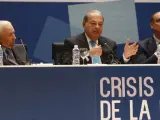 El empresario Carlos Slim (d) entre Belisario Betancur (i) y el Rector Manuel Palomar (d) en la XXI reunión de Círculo de Montevideo.