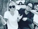 Los actores estadounidenses Kaley Cuoco y John Galecki, posando en Instagram.