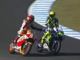 Marc Márquez saluda a Valentino Rossi al acabar el GP de Australia de MotoGP.