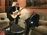 El secretario de Estado de EE UU, John Kerry, con la guitarra española que le regaló el ministro español de Asuntos Exteriores, José Manuel García-Margallo, durante la reunión que mantuvieron en el Palacio de Viana.