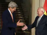 El ministro español de Asuntos Exteriores, José Manuel García Margallo (d.) y el secretario de Estado de EEUU, John Kerry (iz.), en el Palacio de Santa Cruz.
