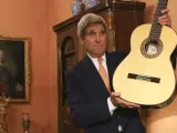 El secreterio de Estado de Estados Unidos muestra la guitarra artesanal española regalada por el ministro García Margallo durante su visita a España.