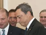 El primer ministro de Malta, Joseph Muscat (i), da la bienvenida al presidente del Banco Central Europeo, Mario Draghi (d), a su llegada a una reunión del consejo de gobierno del BCE en La Valeta, Malta.