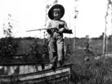 Hemingway en torno a los cuatro años, con un rifle de juguete en las manos