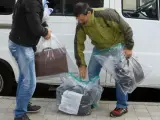 Agentes de la Guardia Civil trasladan maletines y la pequeña caja fuerte a los juzgados de El Vendrell (Tarragona).