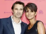 Fotografía de archivo de 2013 de la actriz estadounidense Halle Berry (d) con el actor francés Olivier Martinez (i), posando durante un evento del festival de cine Champs Elysées en París (Francia).