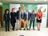 Ganadores del certamen 'Desencaja' junto con Ruiz Espejo y Cabrera