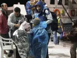 Un grupo de refugiados a su llegada al puerto de Metimna, en la isla de Lesbos (Grecia).