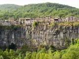 Castellfollit de la Roca es conocido por sus casas junto al precipicio.