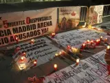 Pancartas y velas en la vigilia a las puertas del pabellón Madrid Arena en memoria de las cinco jóvenes que murieron en una avalancha en este lugar hace dos años durante una fiesta de Halloween.