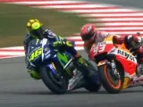 Momento en el que Rossi se encara con Márquez, justo antes del toque que ha acabado con el piloto español por los suelos.