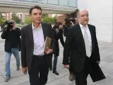 El exdirector de Infraestructuras de la Generalitat Josep Antoni Rosell (izquierda), acompañado por uno de sus abogados.