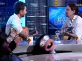 El líder de Podemos, Pablo Iglesias, cantando en el programa de televisión 'El Hormiguero', con Pablo Motos.