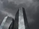 Nubes negras sobre la sede del Deutsche Bank en Fráncfort (Alemania).