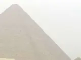 Arqueólogos egipcios trabajando en la pirámide de Keops.