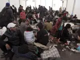 Un grupo de refugiados sirios caminan por el puerto de Mitilene, isla de Lesbos, Grecia.