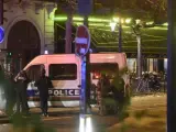 Oficiales de policía fuera de la sala Bataclán, donde se produjo uno de los ataques de la cadena de atentados que ha sufrido París este viernes.