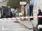 Agentes de la Policía antidisturbios permanecen en guardia en el distrito de Molenbeek, en Bruselas (Bélgica).