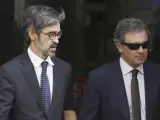 Jordi Pujol Ferrusola, primogénito del expresidente de la Generalitat Jordi Pujol, y su abogado, Cristóbal Martell (i), a su salida de la Audiencia Nacional donde el primero ha declarado por el presunto cobro de comisiones ilegales.