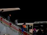 Los primeros refugiados acogidos por España bajan del avión que les trae desde Italia.